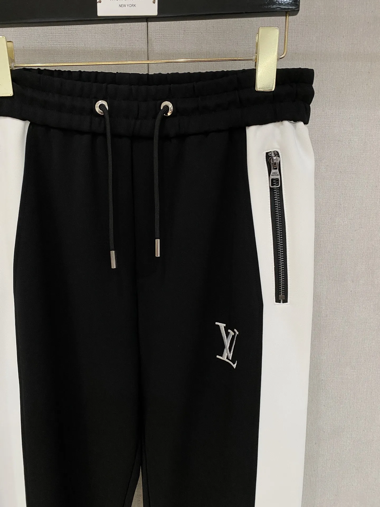 🅿️720 LV hot-selling suit is coming. Focus on the original version of the official website. 2025 new hot-selling cardigan suit. The original order is the best. 🇭🇰The meticulous work of top designers. It has a fitting and perfect upper body effect. All-natural high-quality Tencel Roman cotton 100%, close-fitting comfort, noble and elegant! Original hardware embodies elegance and nobility! Counter size: M-3XL (maximum wear up to 190 pounds)